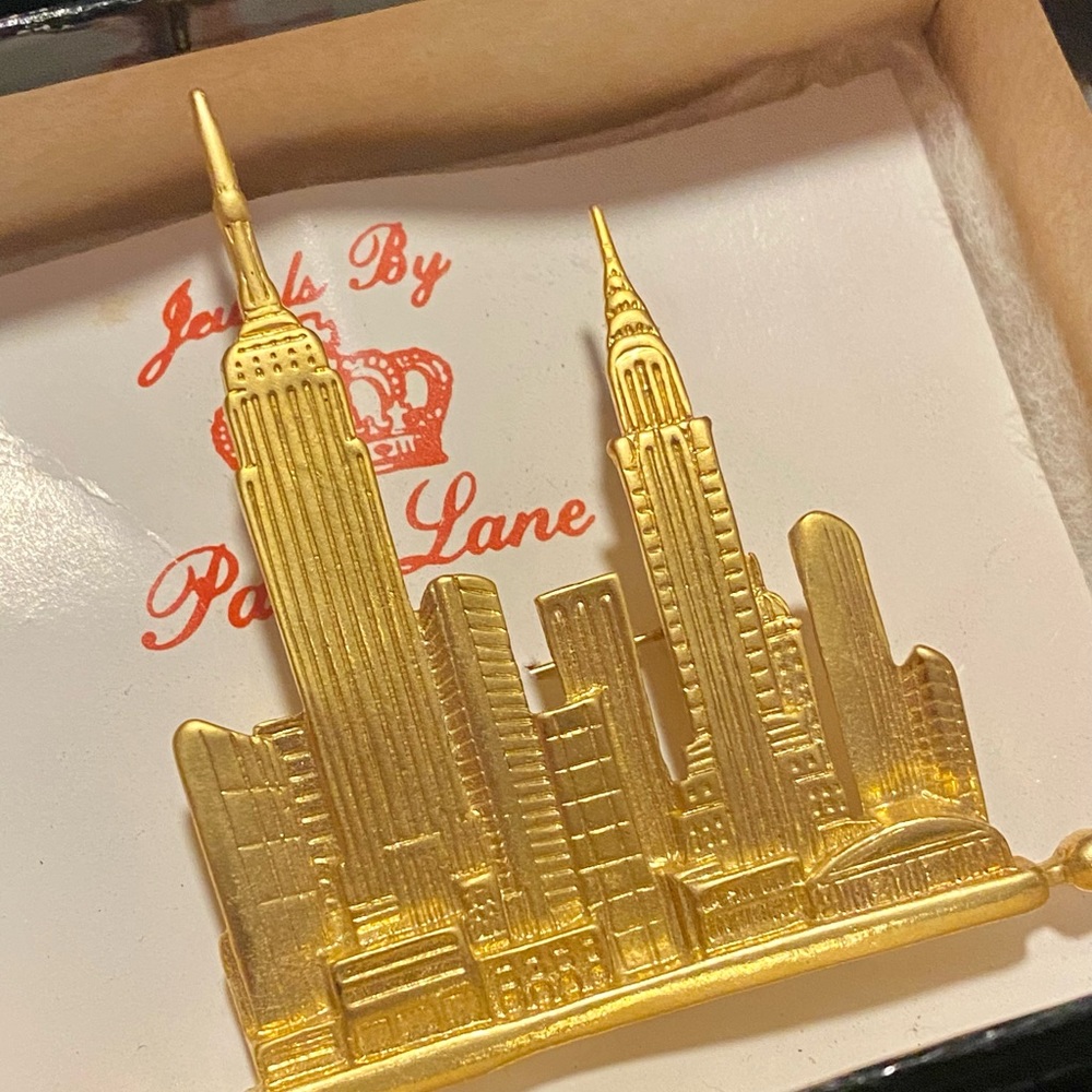 Vintage 1989 New York Skyline Broach, Park Lane